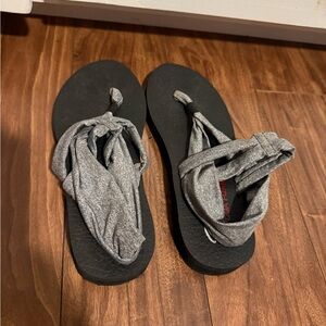 Sketcher’s Gray Knotted Sandals